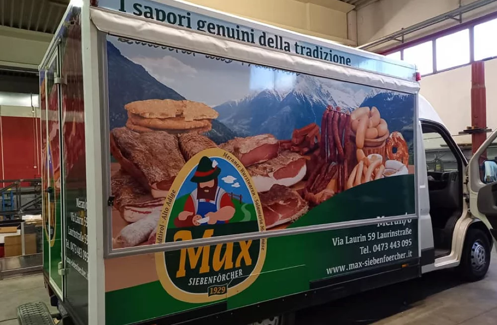 Adesivi e verniciatura loghi aziendali