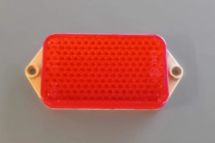 03032 - Catadiottro rosso, bordo bianco forato, interforo mm 110