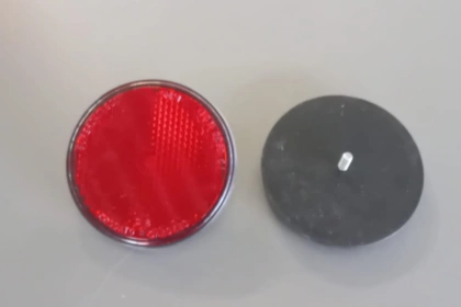 03207 - Catadiottro rosso, bordo nero, mm 90