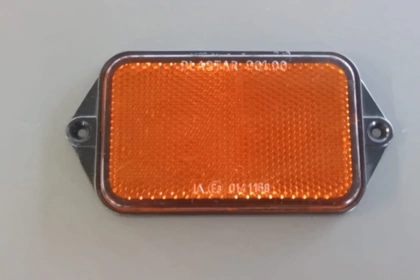 03033 - Catadiottro arancione, bordo nero, interforo mm 110