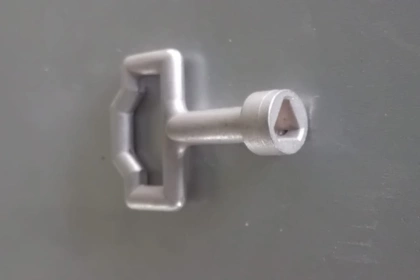 12080 - Chiave inox a triangolo