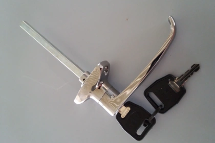 12001 - Maniglia con chiave dx e sx