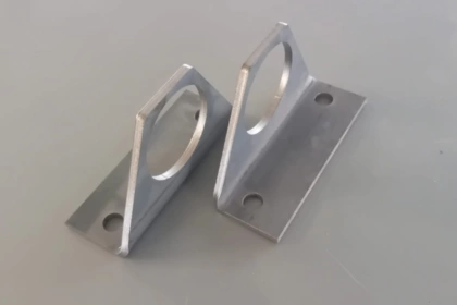 17038 - Coppia staffe per pistone scorrimento banco