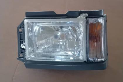 03252 - Proiettore destro