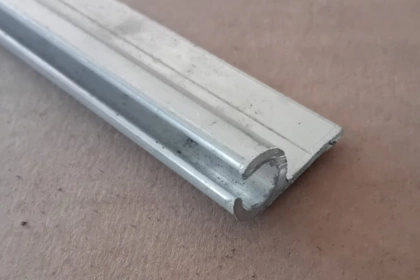 07156 - Profilo per scorrimento teloni